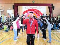 　６年生を送る会」で下級生に見送られる森木（青木美珠さん提供）