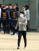 　焦らず完治優先へ。１人でアップする中野（撮影・山口登）