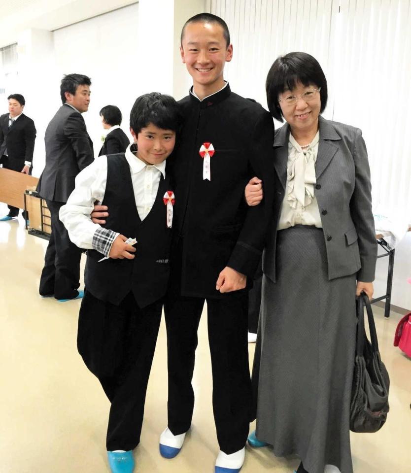 　卒業式後の茶話会で、青木さん（右）と同級生に挟まれ笑顔の森木（青木美珠さん提供）