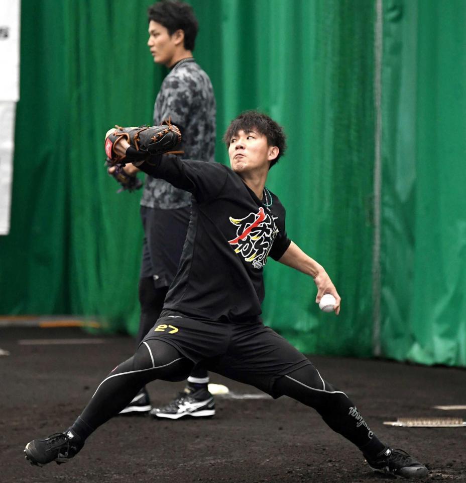 　藤浪（奥）と並んで投げ込む伊藤将（撮影・田中太一）