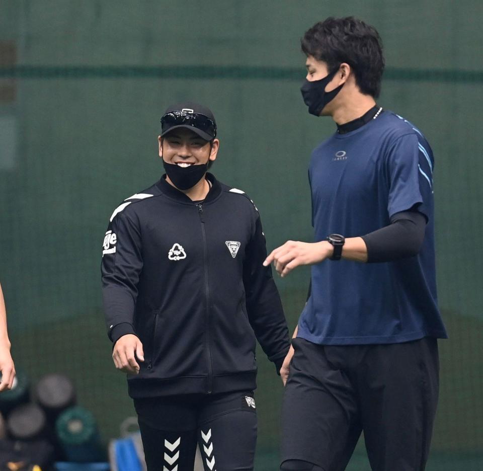 　合流した梅野（左）は藤浪と談笑する（撮影・田中太一）