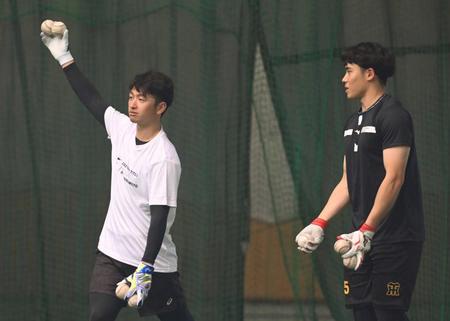 　遠藤（右）にアドバイスする近本