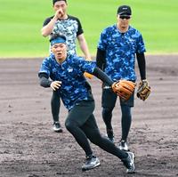 　大山（後方右）らとノックを受ける佐藤輝（撮影・飯室逸平）