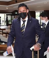 　宿舎入するマルテ（球団提供）