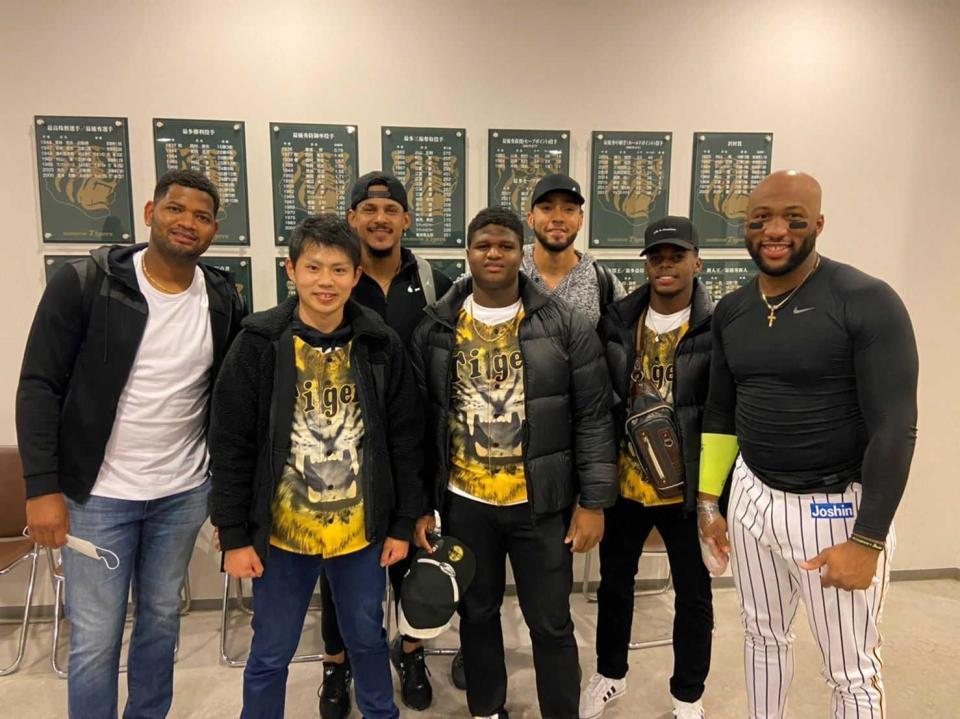 　アルカンタラ（左端）、マルテ（左から３番目）、スアレス（右から３番目）、ロハス（右端）と交流したダビッド（中央）とワーネル（右から２番目）