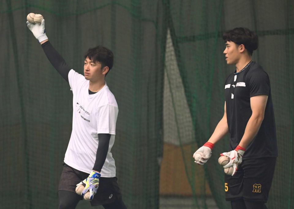 　遠藤（右）にアドバイスする近本