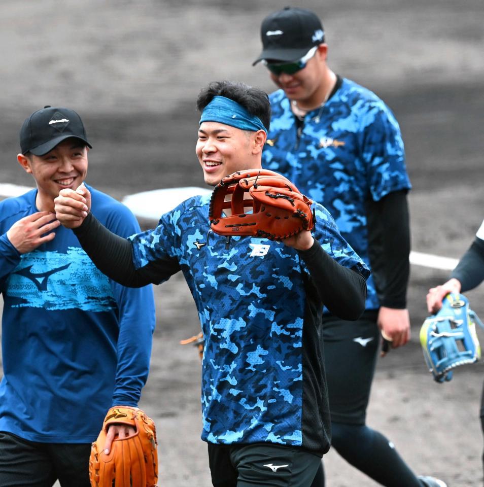 　島田（左）らと談笑する佐藤輝