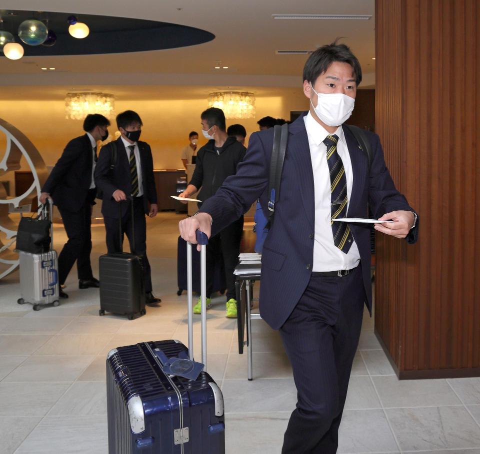 宿舎入する西勇（球団提供）