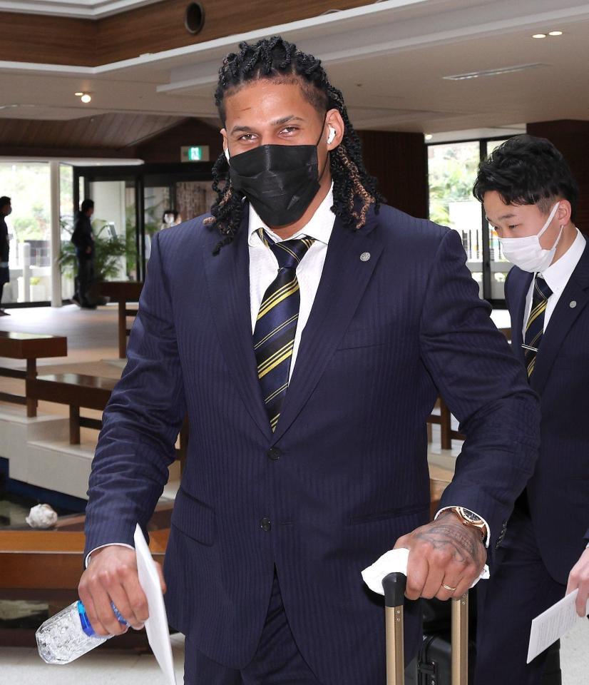 　宿舎入するマルテ（球団提供）