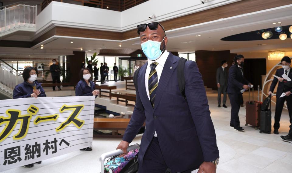 　宿舎入りするロハス（球団提供）