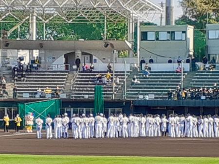 　まばらなスタンドのファンの見守る中、キャンプインのセレモニーが行われる