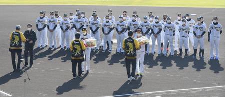 　安芸市の関係者から歓迎を受けた平田２軍監督（中央）ら＝（撮影・石井剣太郎）