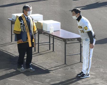 　安芸市の関係者にあいさつする平田２軍監督（右）＝撮影・石井剣太郎