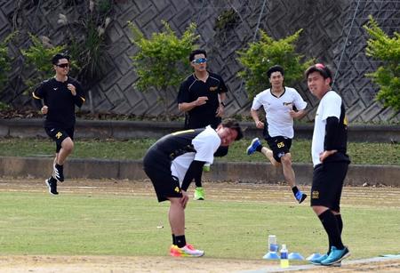 　サブグラウンドでランニングする藤浪（中央）ら（撮影・山口登）