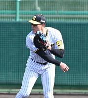 　ファーストミットで守備練習する糸井