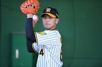 　ブルペンで力投する岡留（撮影・石井剣太郎）