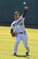 　キャンプで汗を流す前川（撮影・石井剣太郎）