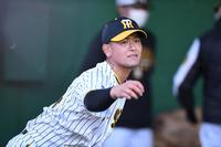 　ブルペンで力投する岡留（撮影・石井剣太郎）