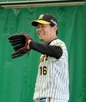 ブルペンで笑顔を見せる西勇（撮影・山口登）
