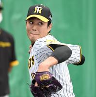 　ブルペンで投球する藤浪（撮影・山口登）