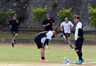 　サブグラウンドでランニングする藤浪（中央）ら（撮影・山口登）