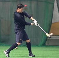 　早出で打撃練習する大山（撮影・飯室逸平）