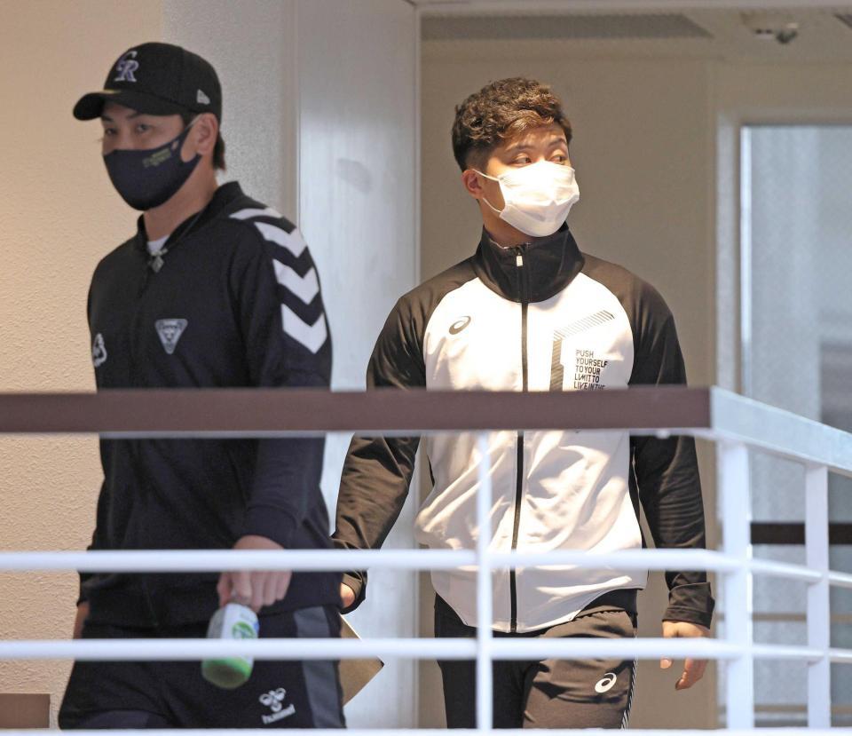 　ミーティングへ向かう坂本（球団提供）