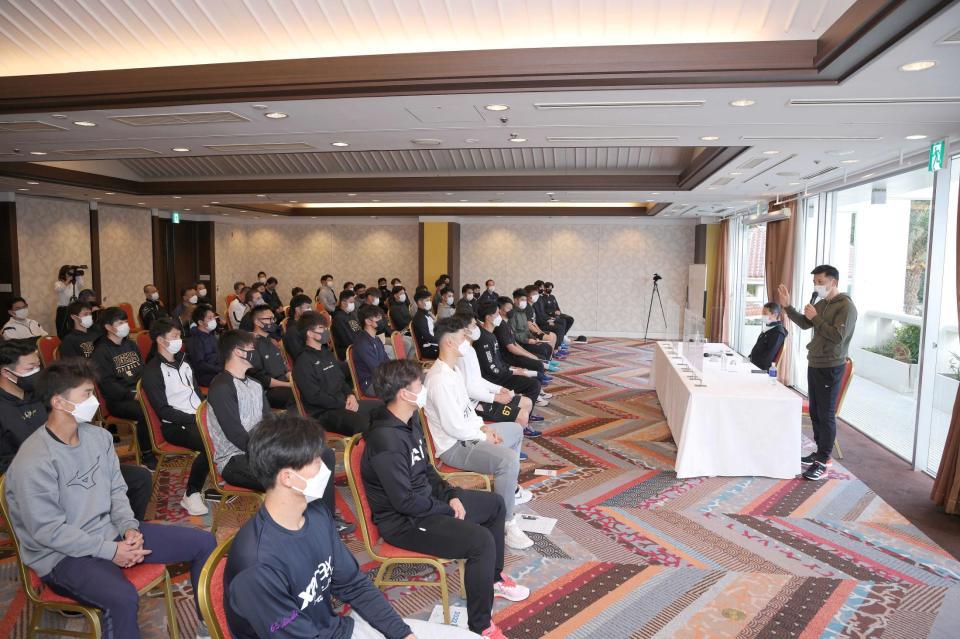 　キャンプ前のミーティングで、選手の前で話す矢野監督（右奥）＝球団提供