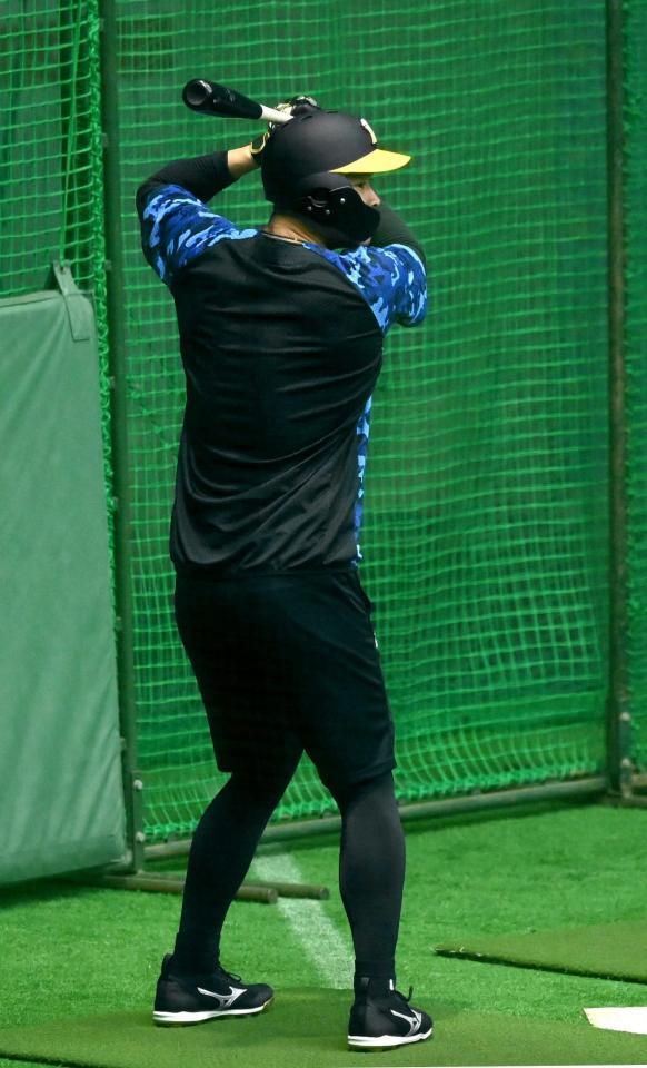 　バットを寝かせ気味に構える佐藤輝（撮影・飯室逸平）