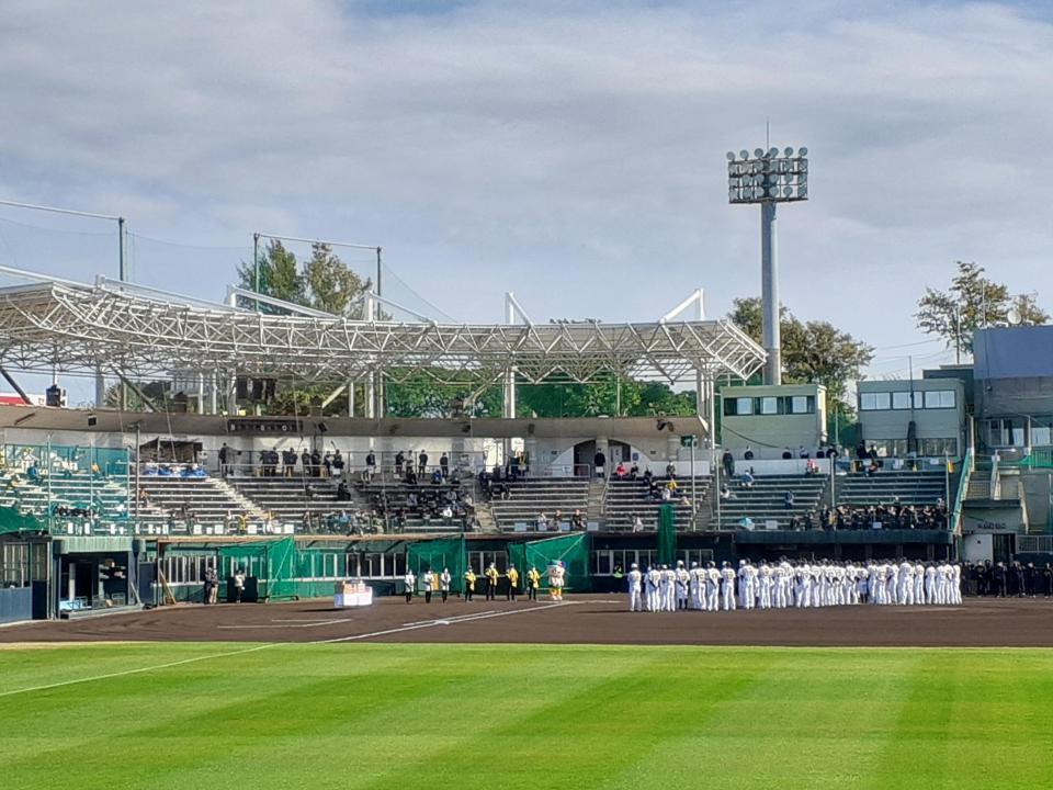 　まばらなスタンドの中、阪神キャンプインのセレモニーが行われた