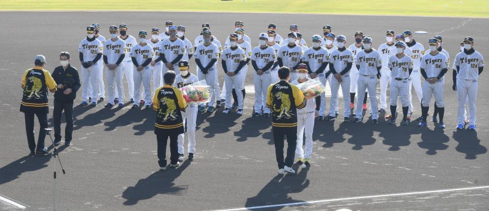 　安芸市の関係者から歓迎を受けた平田２軍監督（中央）ら＝（撮影・石井剣太郎）
