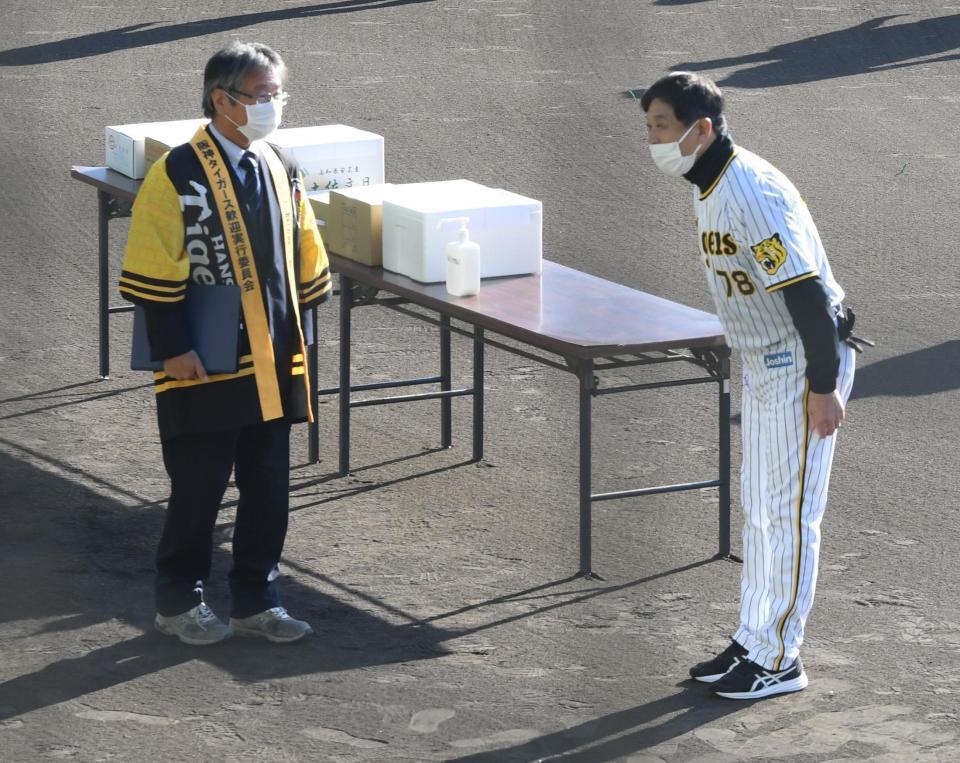 　安芸市の関係者にあいさつする平田２軍監督（右）＝撮影・石井剣太郎