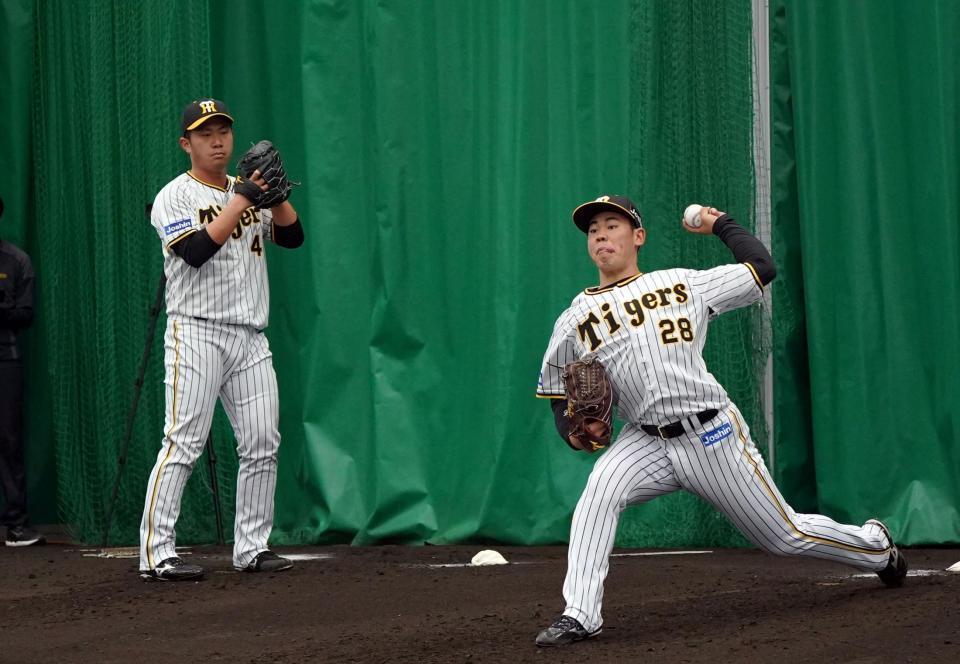 　ブルペンで投球練習する桐敷（左）と鈴木（撮影・山口登）