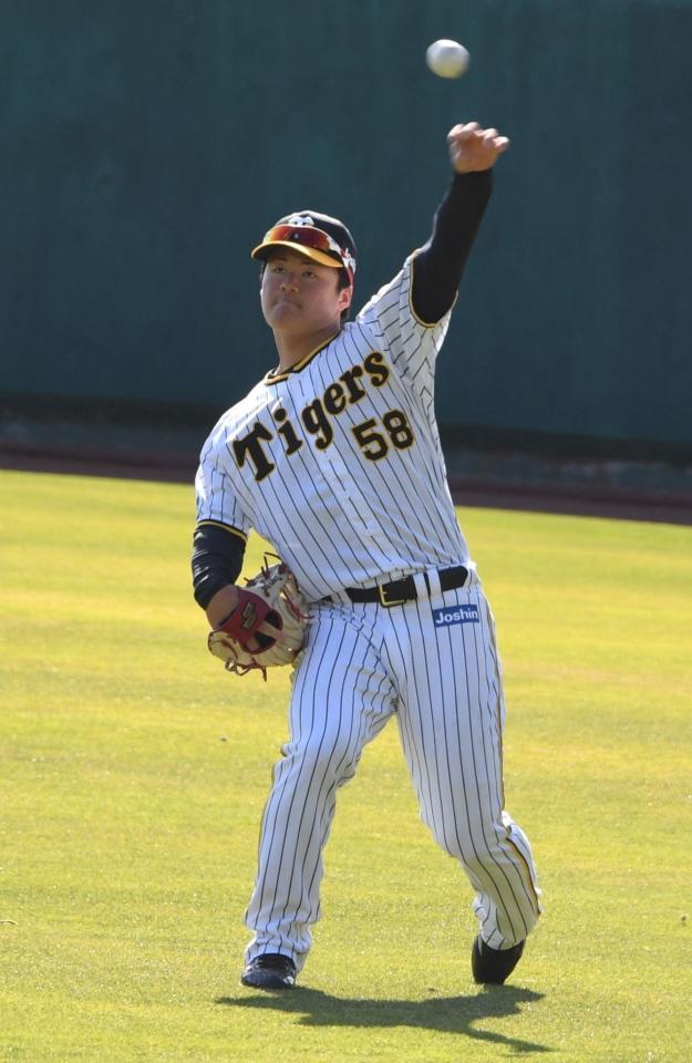 　キャンプで汗を流す前川（撮影・石井剣太郎）