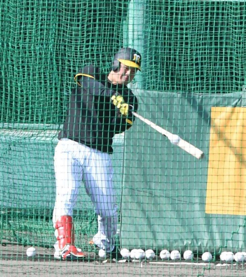 打撃練習をする前川（撮影・石井剣太郎）