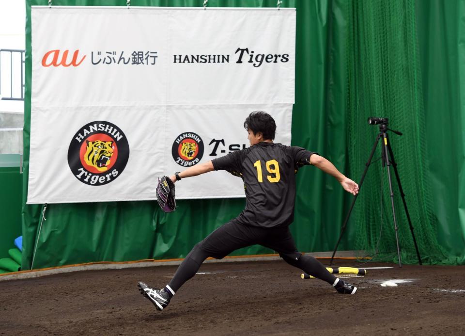 　藤浪はブルペンで入念に投球フォームを確認しながらシャドーピッチをする（撮影・山口登）
