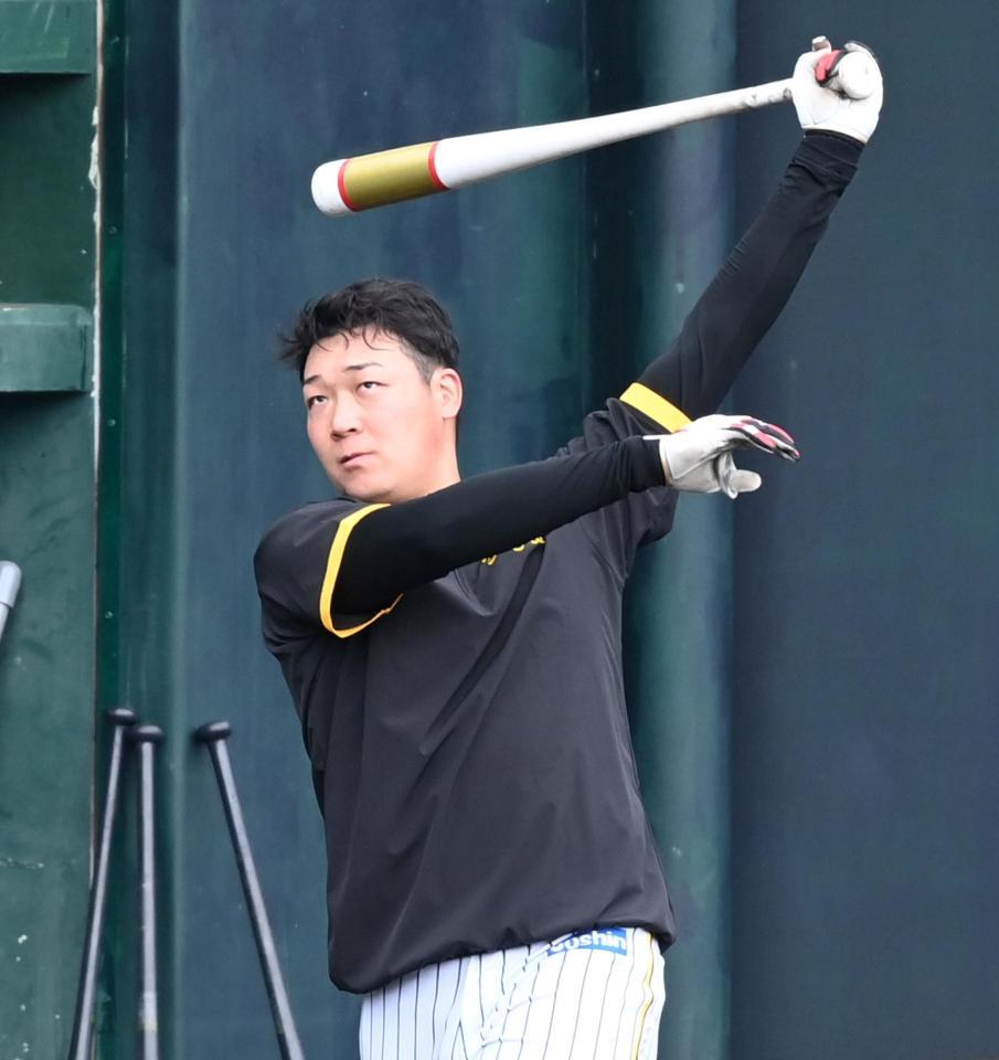 　打撃練習に励む大山（撮影・飯室逸平）