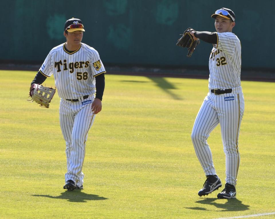 　談笑する井上（右）と前川（撮影・石井剣太郎）