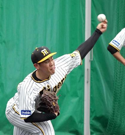 　ブルペンで投球する鈴木（撮影・山口登）