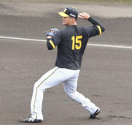 　守備練習する西純（撮影・石井剣太郎）