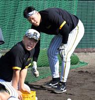 　井上コーチ（手前）の容赦ないトスでバットを振り続け苦しい表情を浮かべる