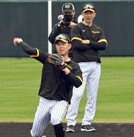 　矢野監督（奥）が見る中、ノックを受ける糸原（撮影・田中太一）