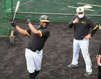 　藤井康コーチ（右）から指導を受けるロハス（撮影・田中太一）