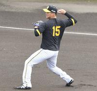 　守備練習する西純（撮影・石井剣太郎）