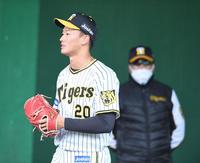 平田２軍監督（奥）が見守るなか、ブルペンで力投する森木（撮影・石井剣太郎）