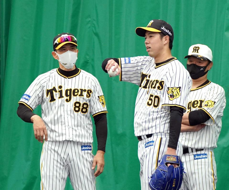 　矢野監督（左）からアドバイスを受ける青柳（撮影・山口登）