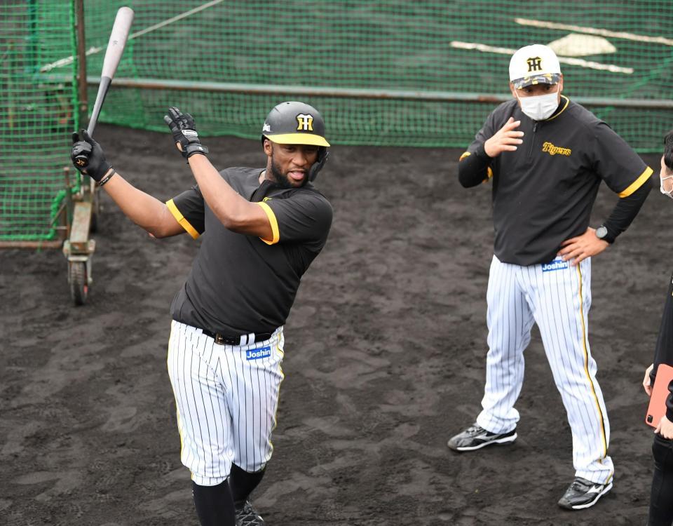 　藤井康コーチ（右）から指導を受けるロハス（撮影・田中太一）