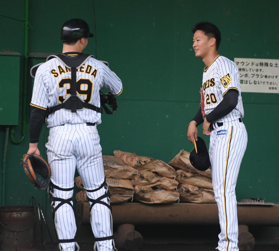 栄枝（左）と会話する森木（撮影・石井剣太郎）