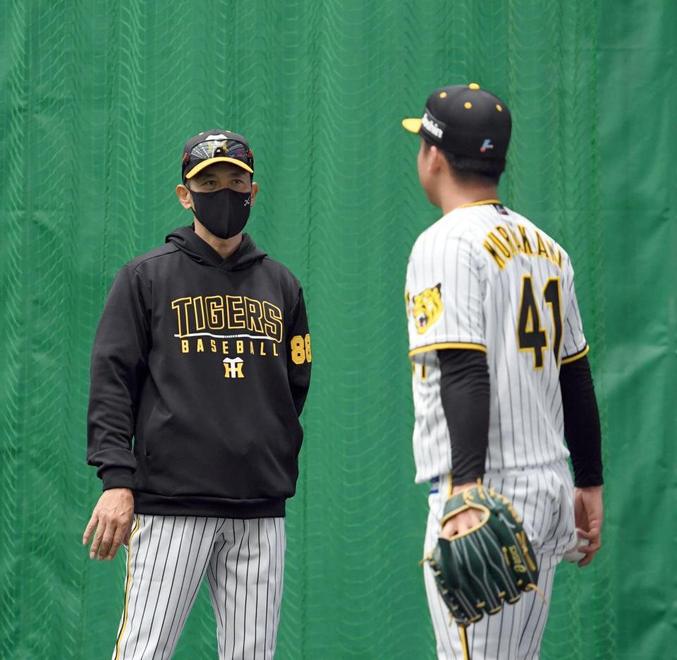 矢野監督（左）は村上に声を掛ける（撮影・山口登）