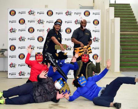 節分の豆まきをするマルテ（左）とロハス（撮影・山口登）